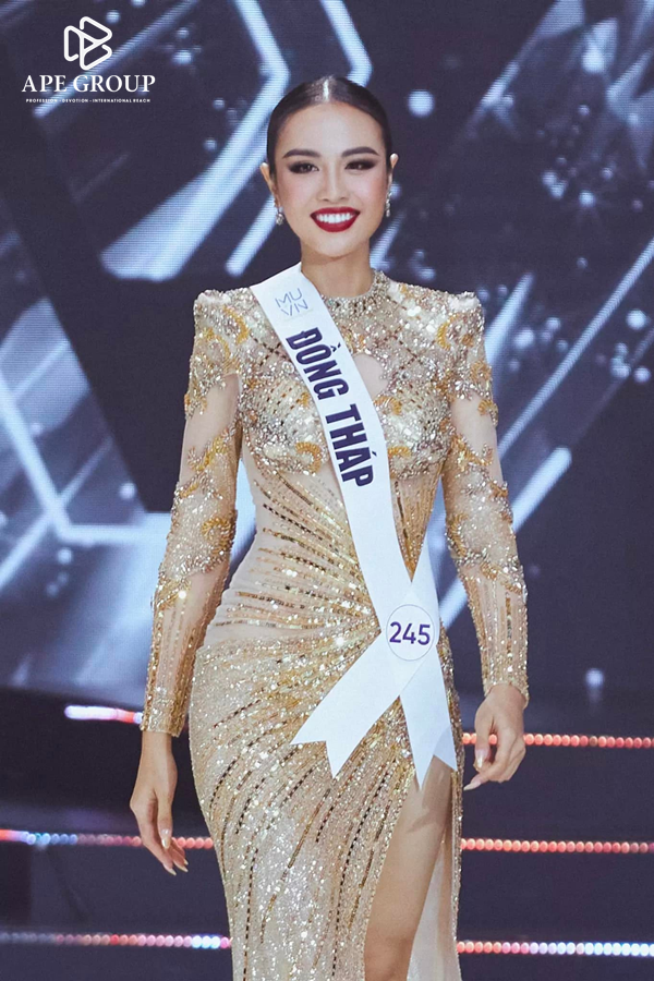 Thủy Tiên tự tin sải bước trên sân khấu Miss Universe VietNam 2022